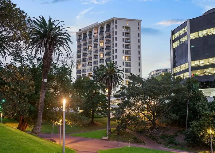 Hotel with pool: Parkside Hotel & Apartments